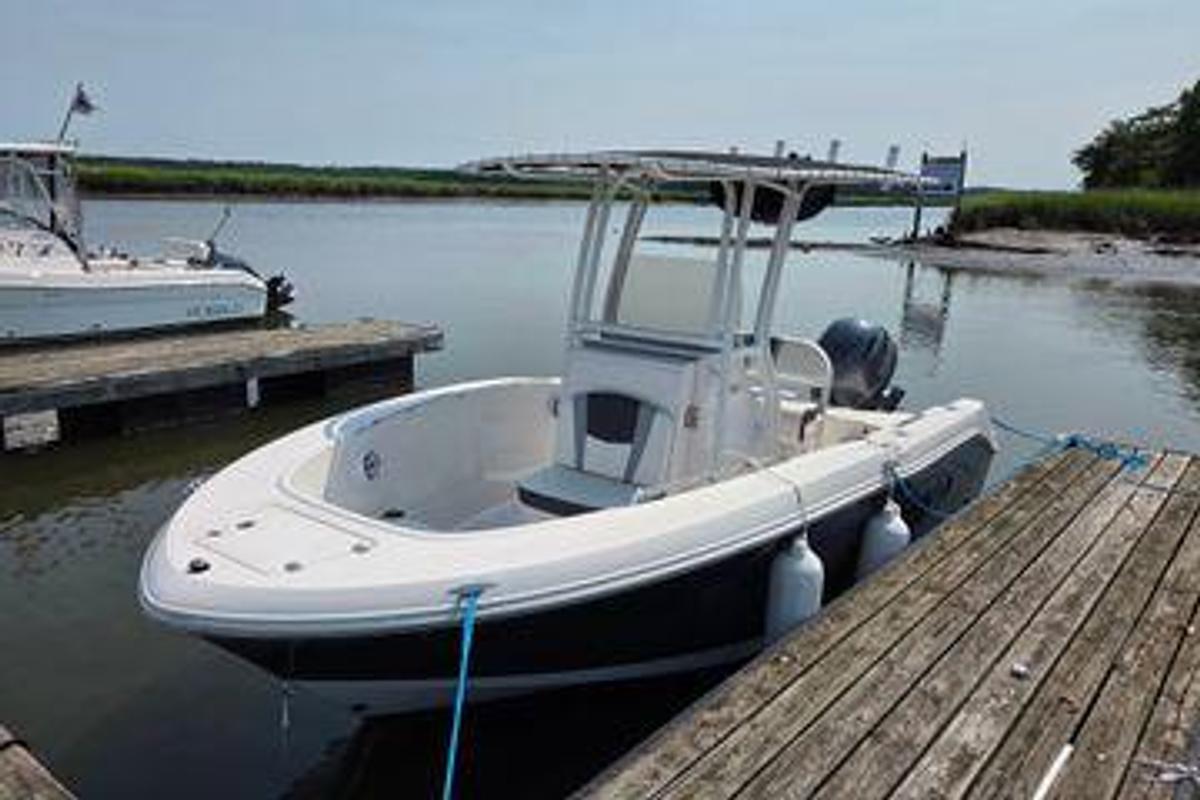 Used 2025 18' Robalo R180 Center Console