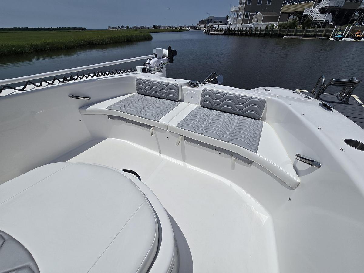 Used 2021 28' Twin Vee 280 GFX CC