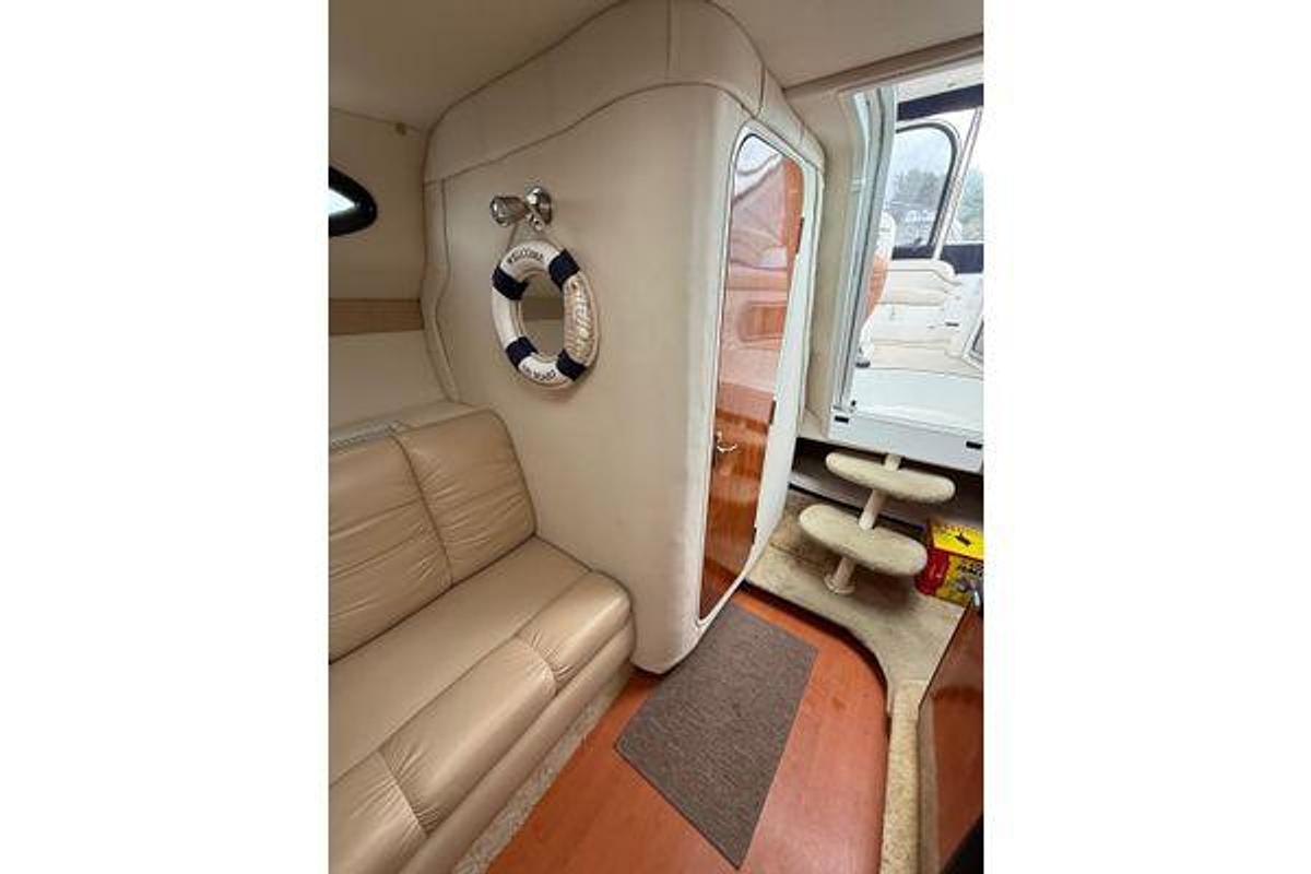 Used 2005 Larson Cabrio 290 | 29ft