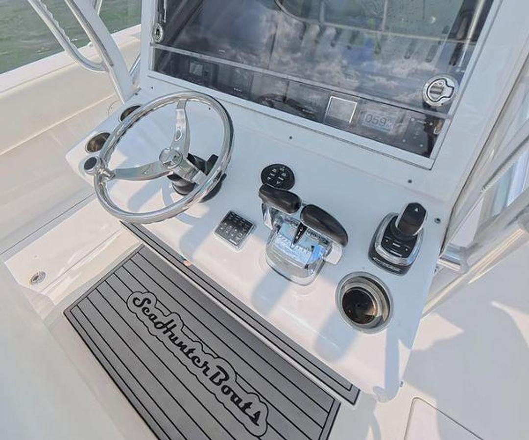 Used 2019 SeaHunter 33 Tournament | 33ft