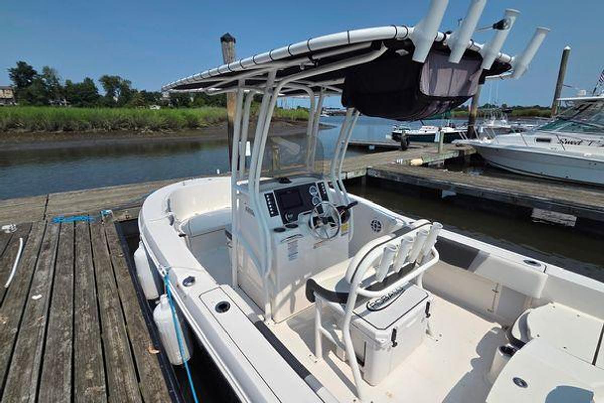 Used 2025 18' Robalo R180 Center Console