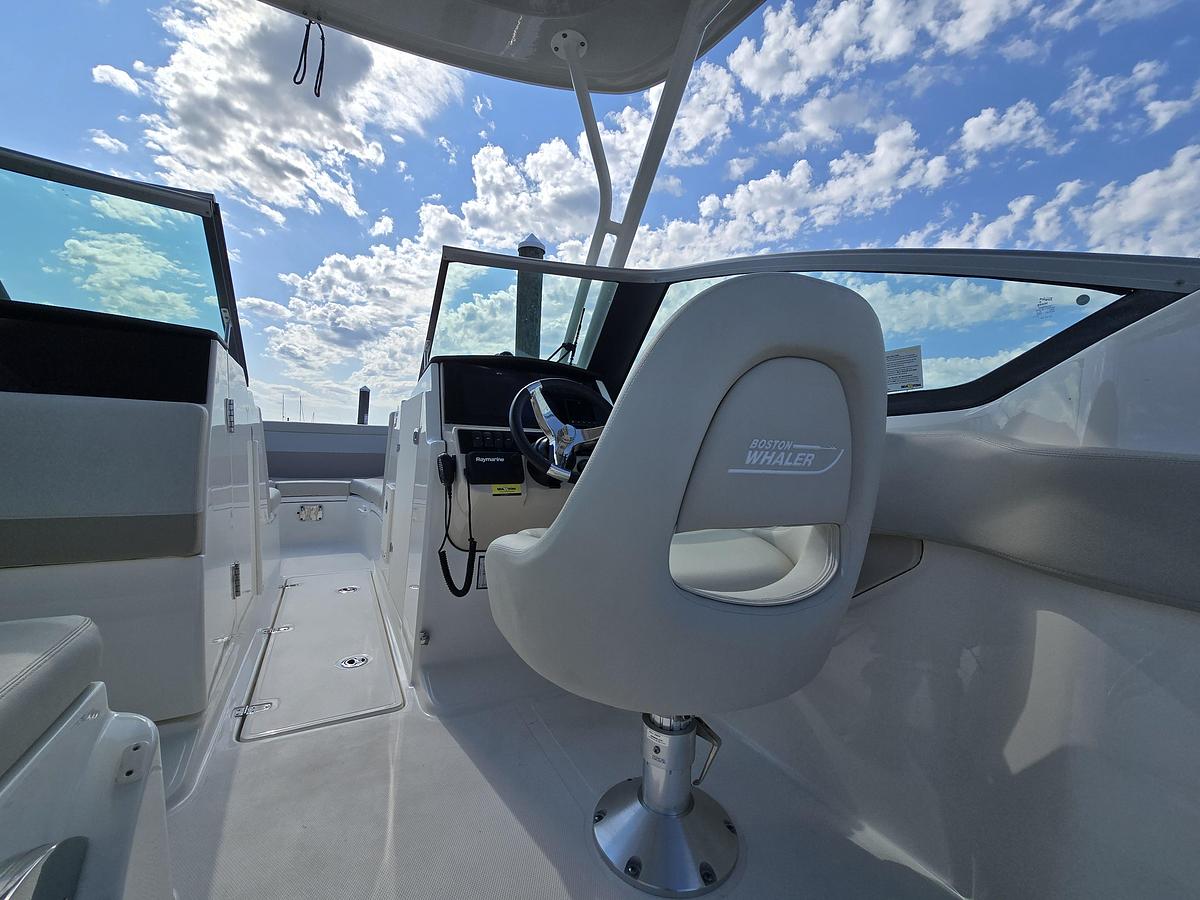 Used 2022 Boston Whaler 240 Vantage | 24ft