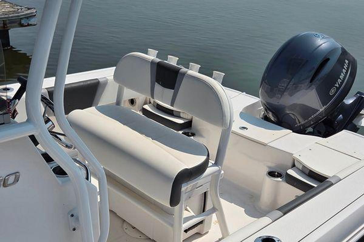 Used 2025 18' Robalo R180 Center Console