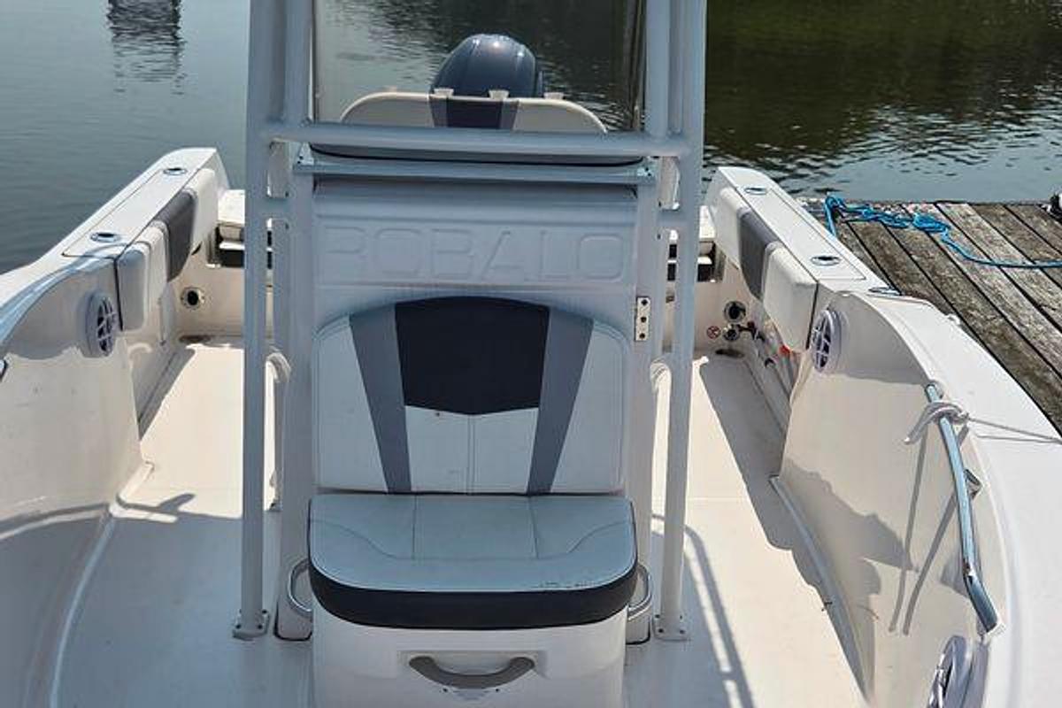 Used 2025 18' Robalo R180 Center Console