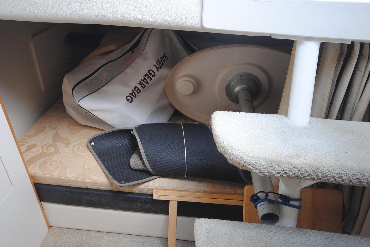 Used 2001 Larson Cabrio 290 Mid Cabin | 29ft