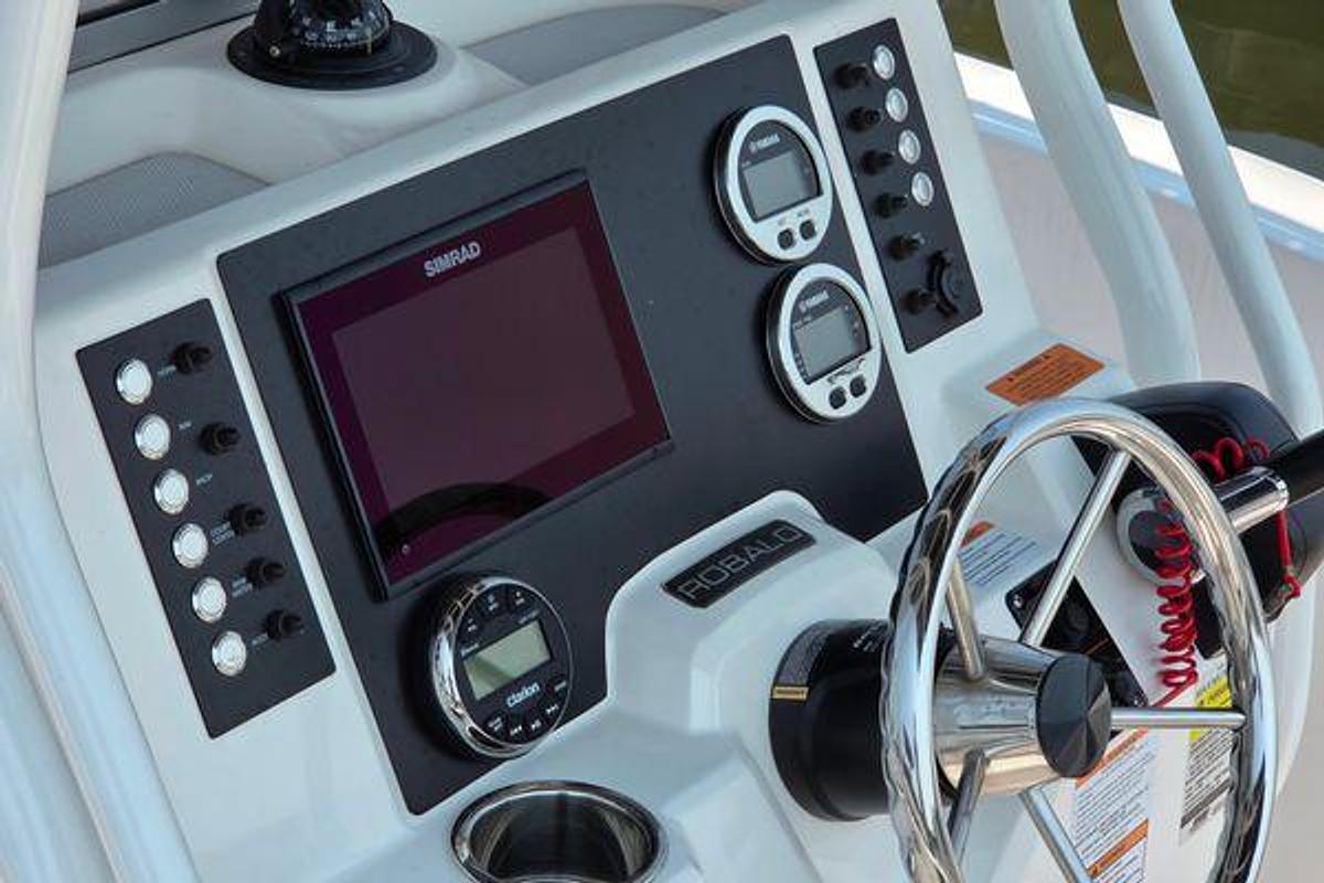 Used 2025 18' Robalo R180 Center Console