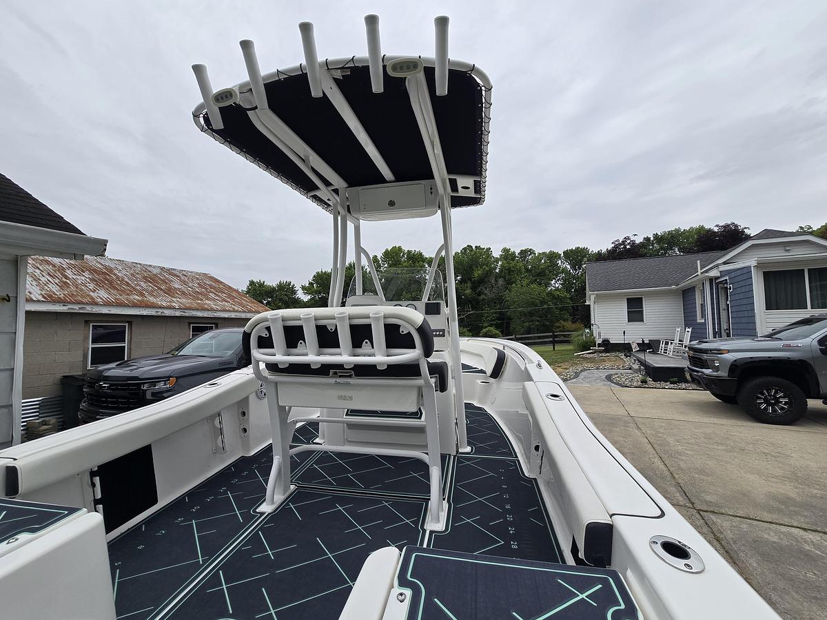 Used 2022 19' Tidewater 198 Adventure Center Console