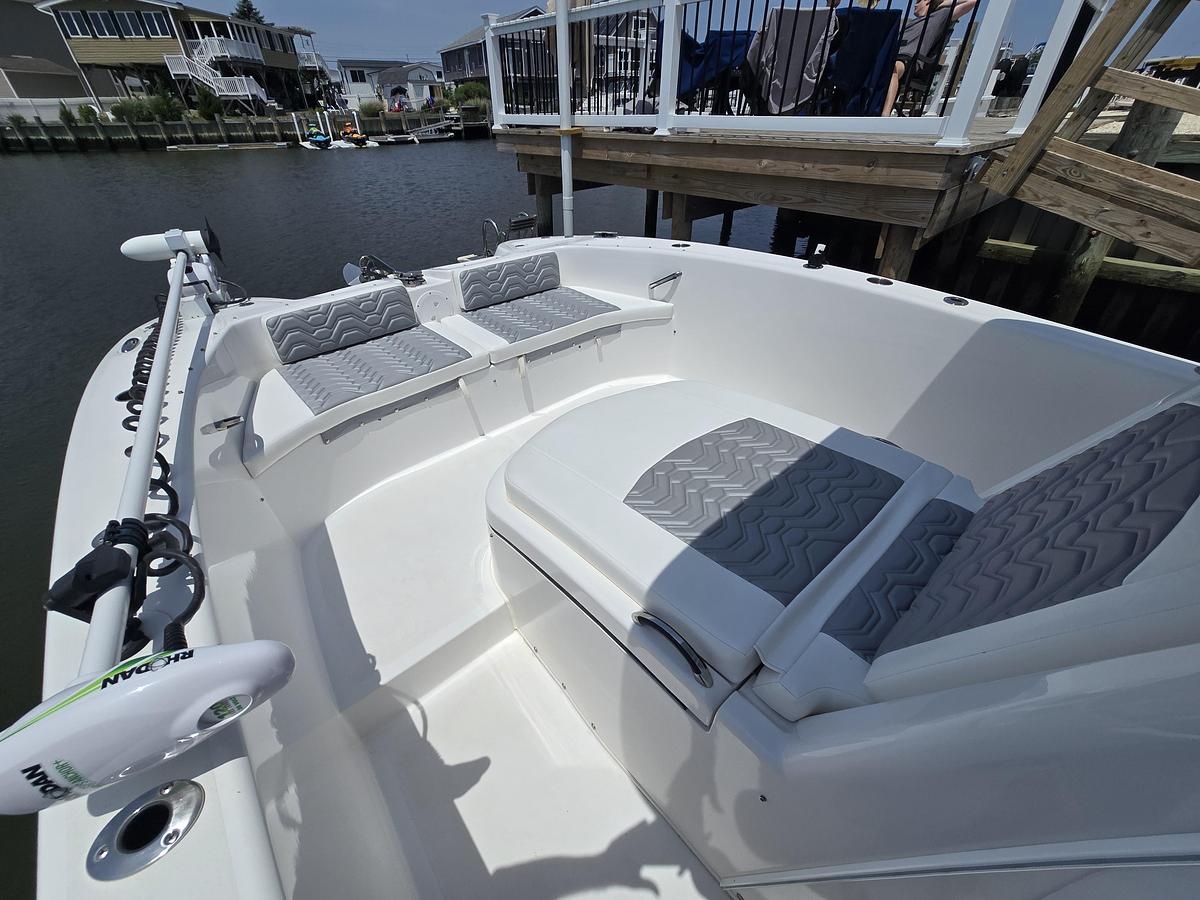 Used 2021 28' Twin Vee 280 GFX CC