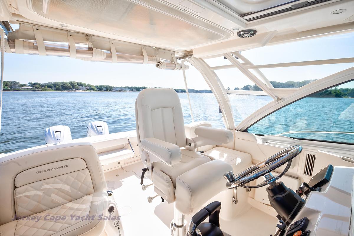 Used 2022 33' Grady-White 330 Express | 33ft