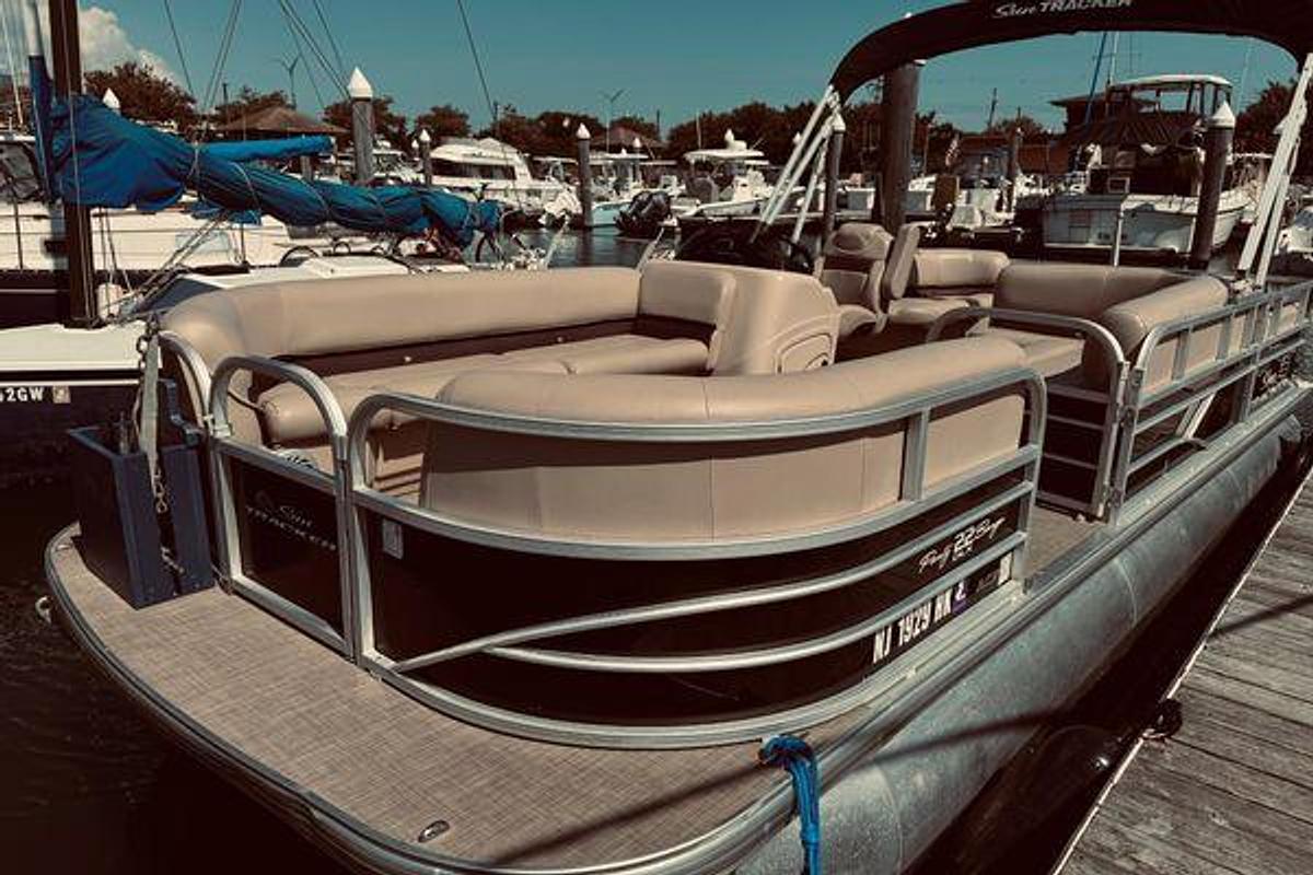 Used 2017 Sun Tracker Party Barge 22 DLX | 22ft