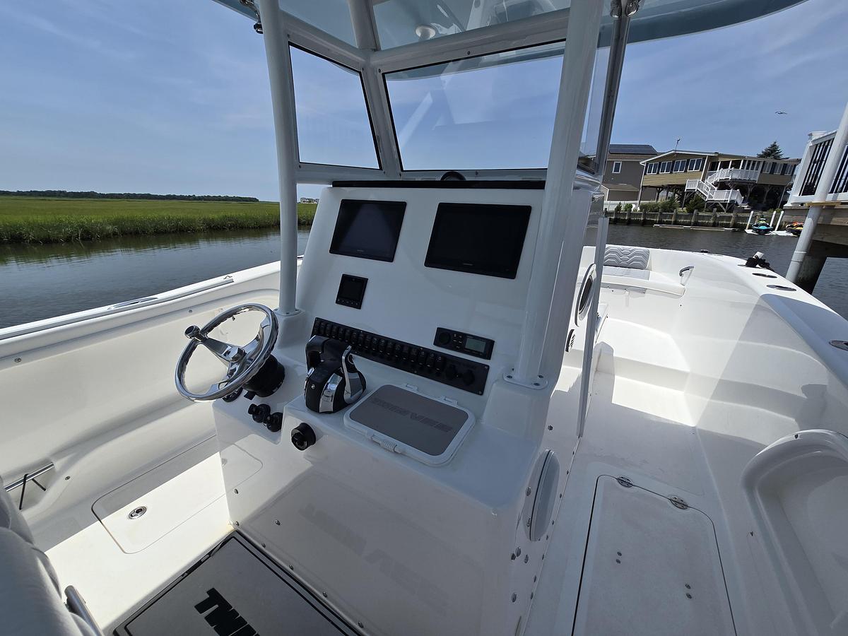 Used 2021 28' Twin Vee 280 GFX CC