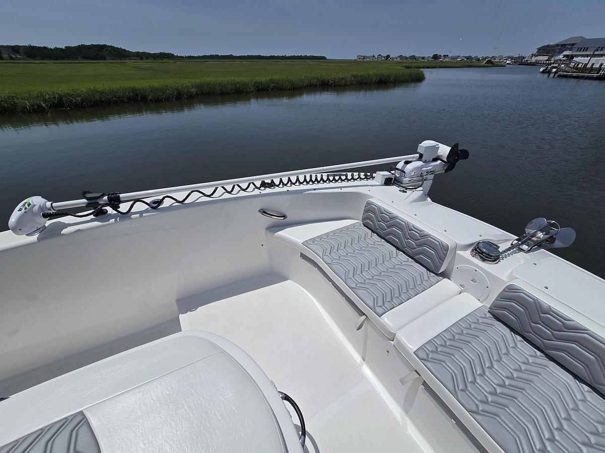 Used 2021 28' Twin Vee 280 GFX CC