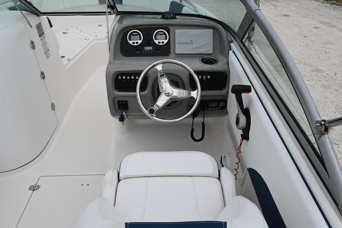 Used 2018 Robalo R227 Dual Console | 22ft