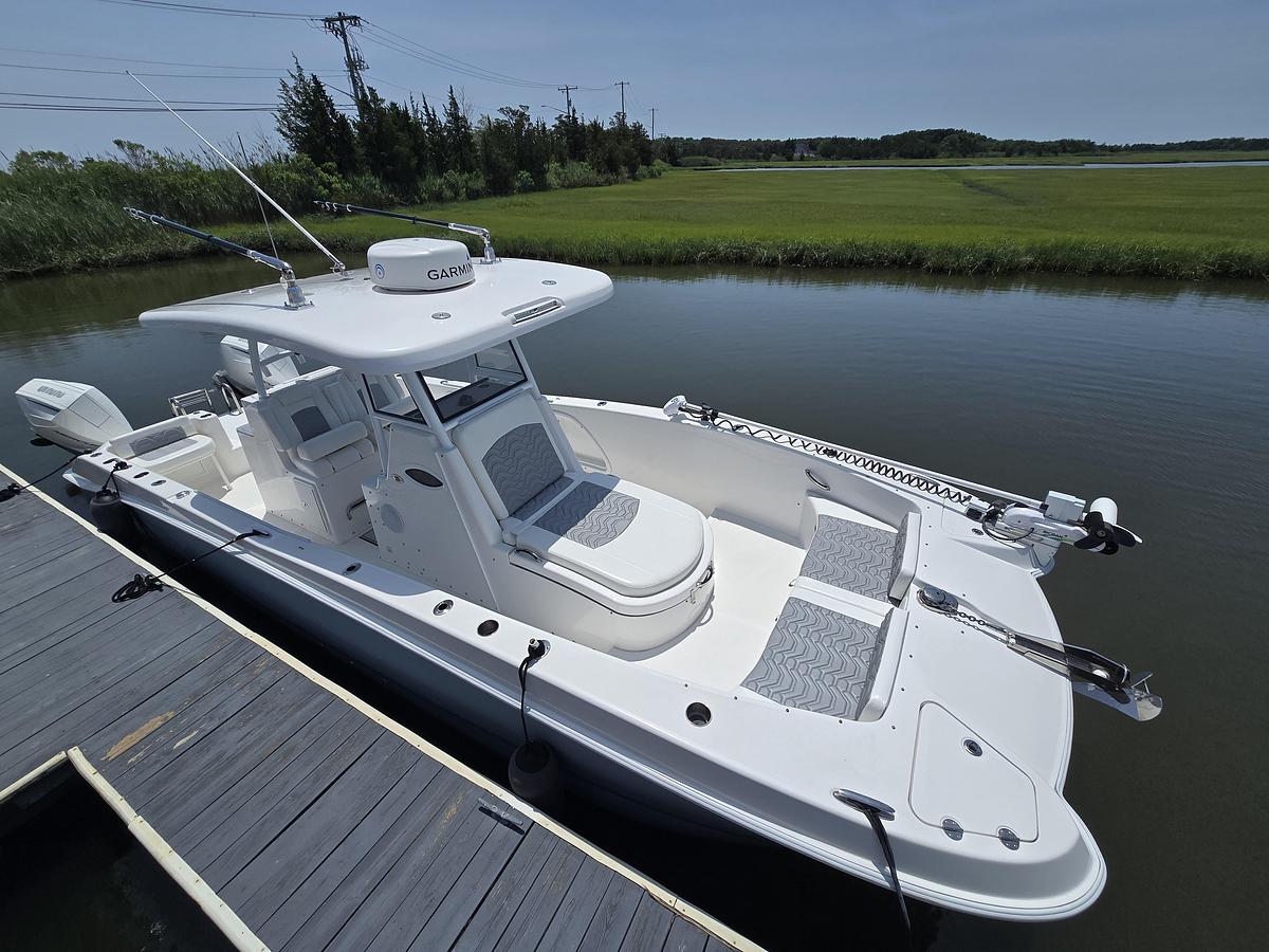 Used 2021 28' Twin Vee 280 GFX CC
