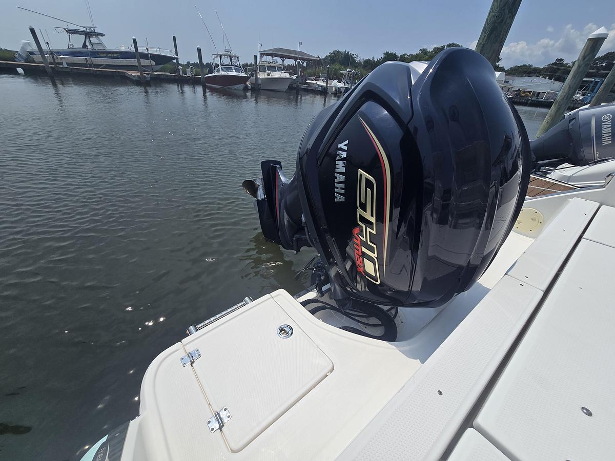 Used 2022 23' Robalo R232 Center Console | 23ft