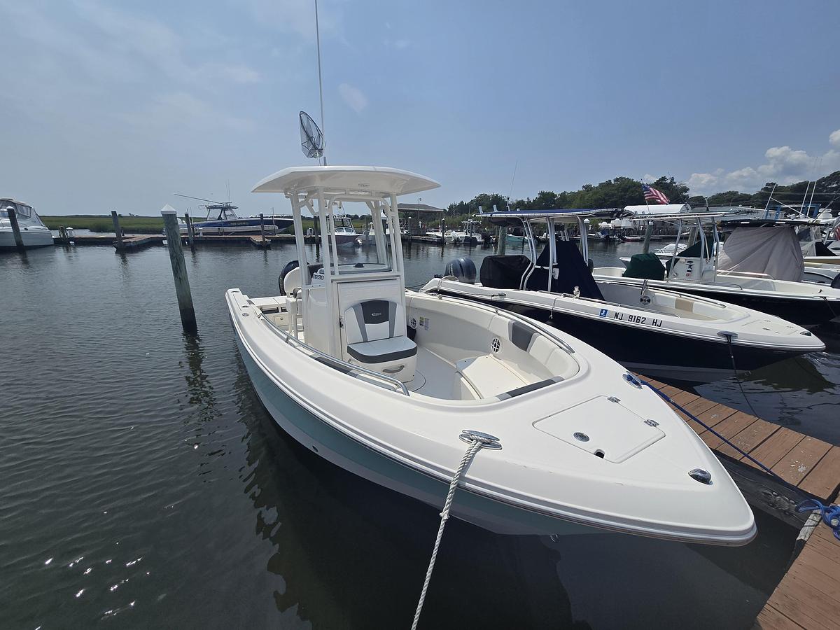Used 2022 23' Robalo R232 Center Console | 23ft