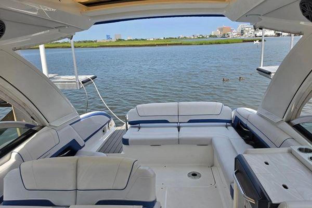 Used 2020 33' Formula 330 Crossover Bowrider