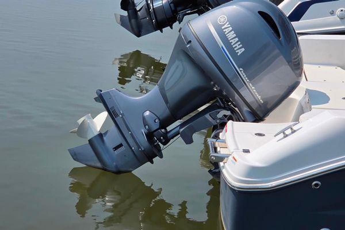 Used 2025 18' Robalo R180 Center Console