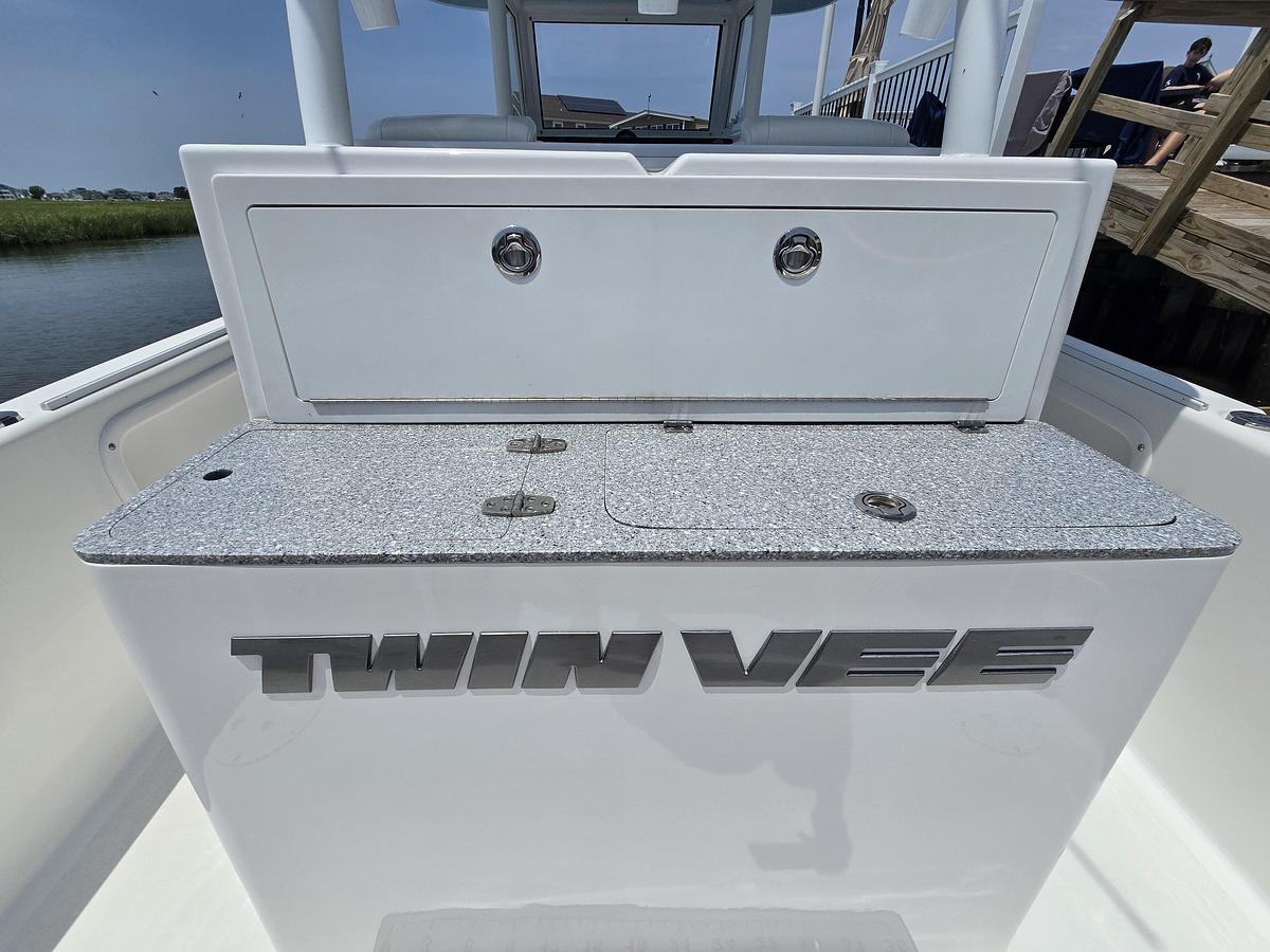 Used 2021 28' Twin Vee 280 GFX CC