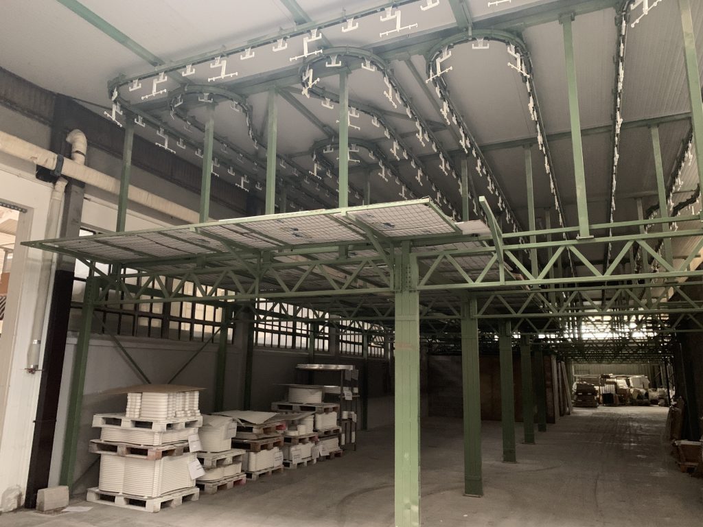 Usato Catena di verniciatura ad acqua per letti di bambini o prodotti similari, da 865 metri lineari, robots, coppe rotanti e accessori.