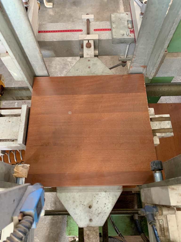 Used Troncatrice Fresatrice marca Camam, automatica, per pannelli di sedile per sedia o componenti simili