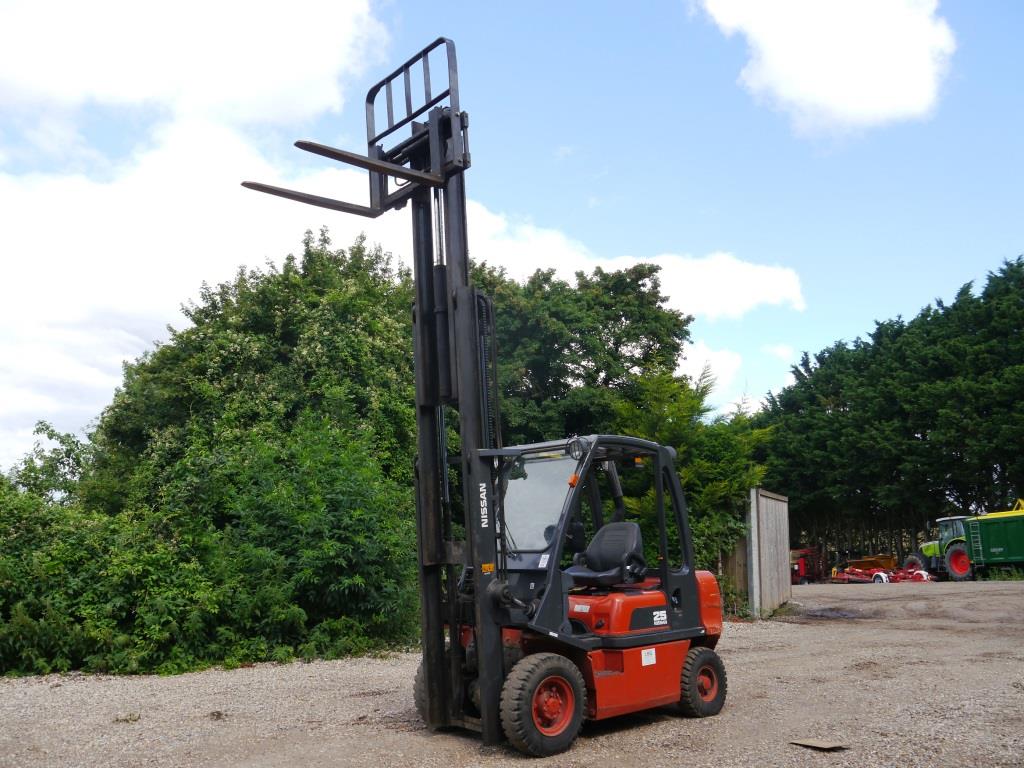 Used Nissan 25 Forklift
