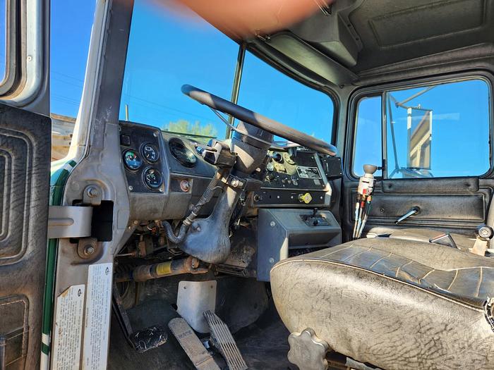 Used 1999 MACK RD690 (engine cover opens to complete engine)