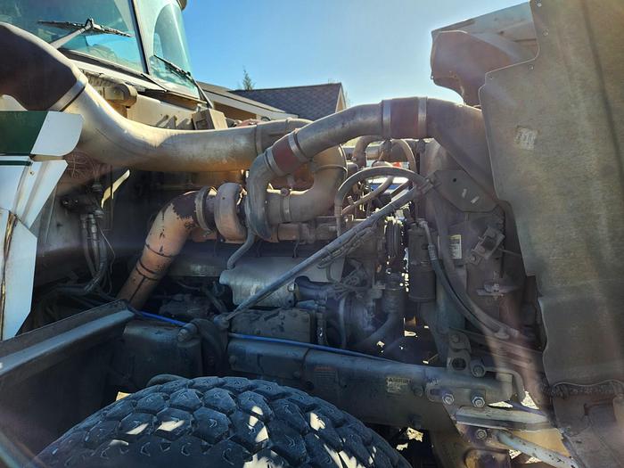 Used 1999 MACK RD690 (engine cover opens to complete engine)