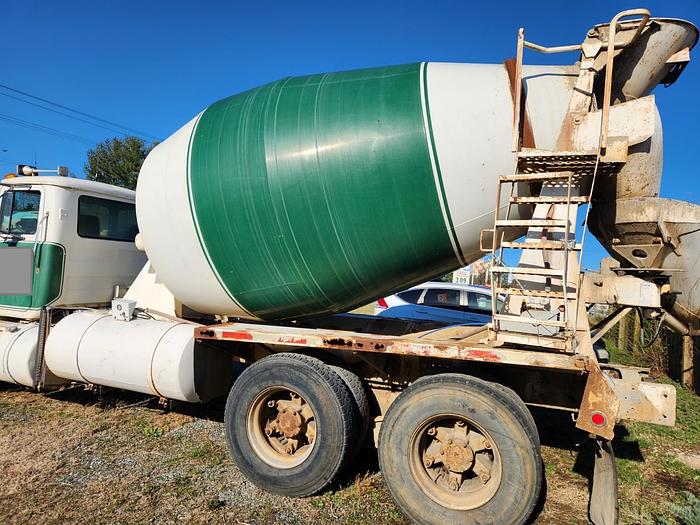 Used 1999 MACK RD690 (engine cover opens to complete engine)