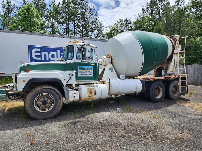 Used 1999 MACK RD690 (engine cover opens to complete engine)