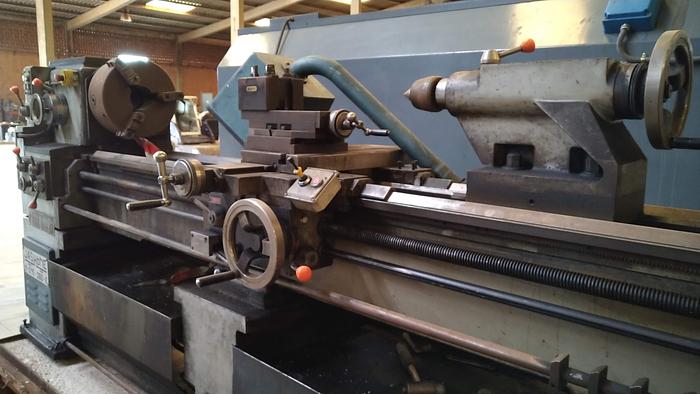 Usado Torno mecânico JASHONE M-215-260 E