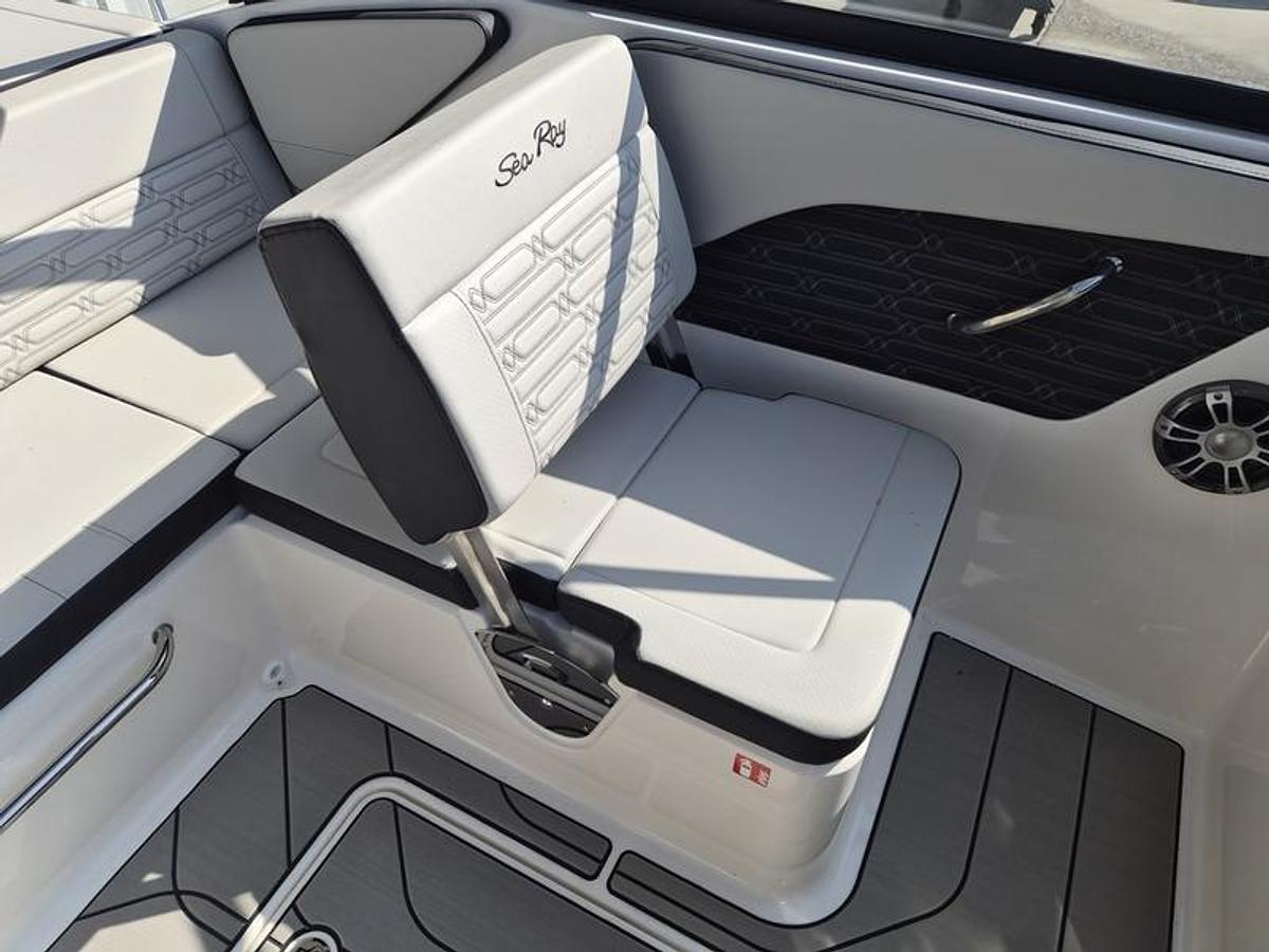 2025 Sea Ray SPX 190