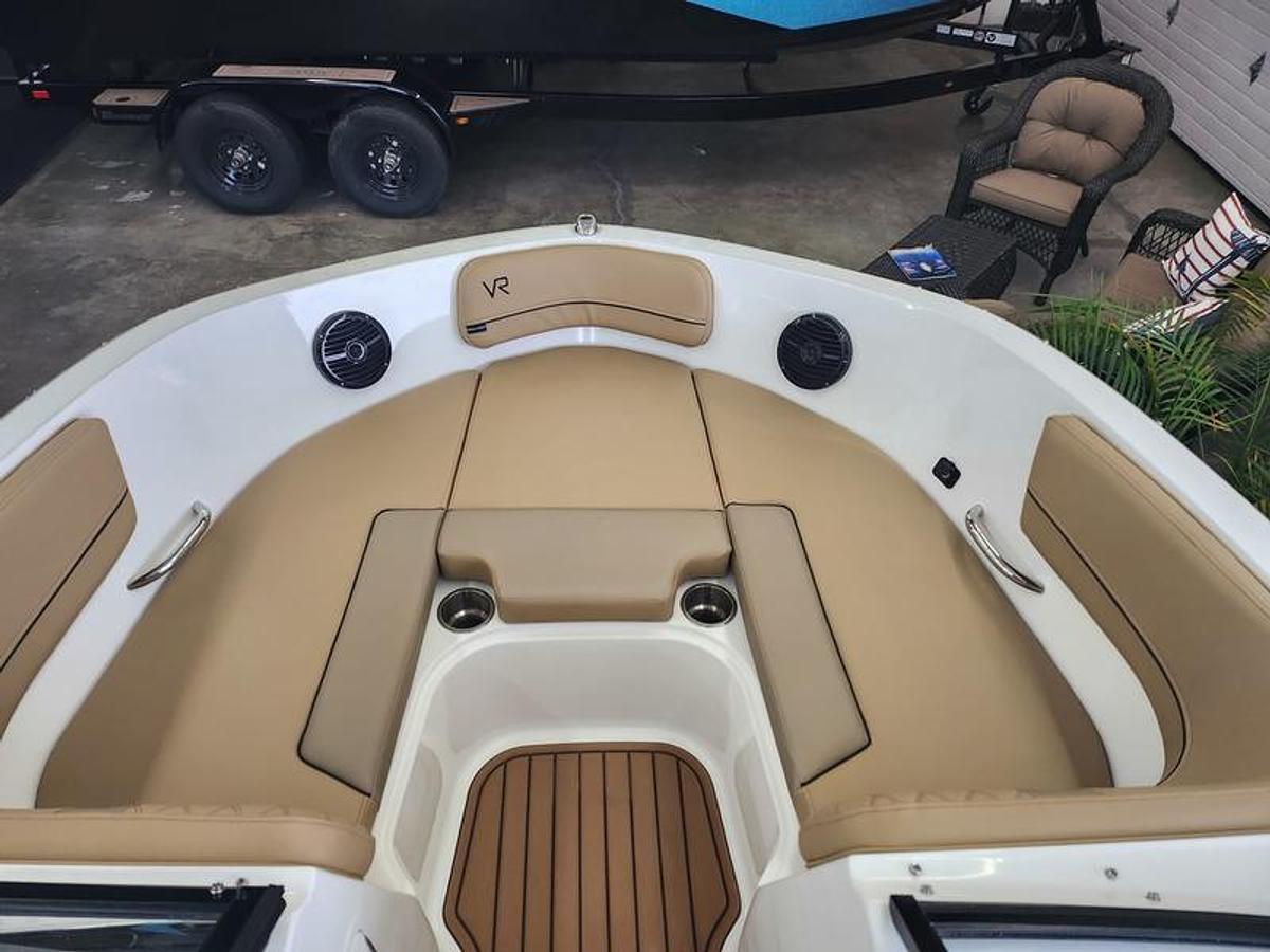 2025 Bayliner VR5 Bowrider
