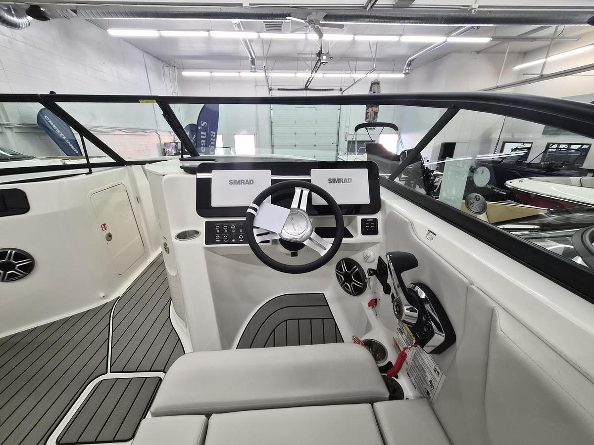 2027 Sea Ray 230 SDX
