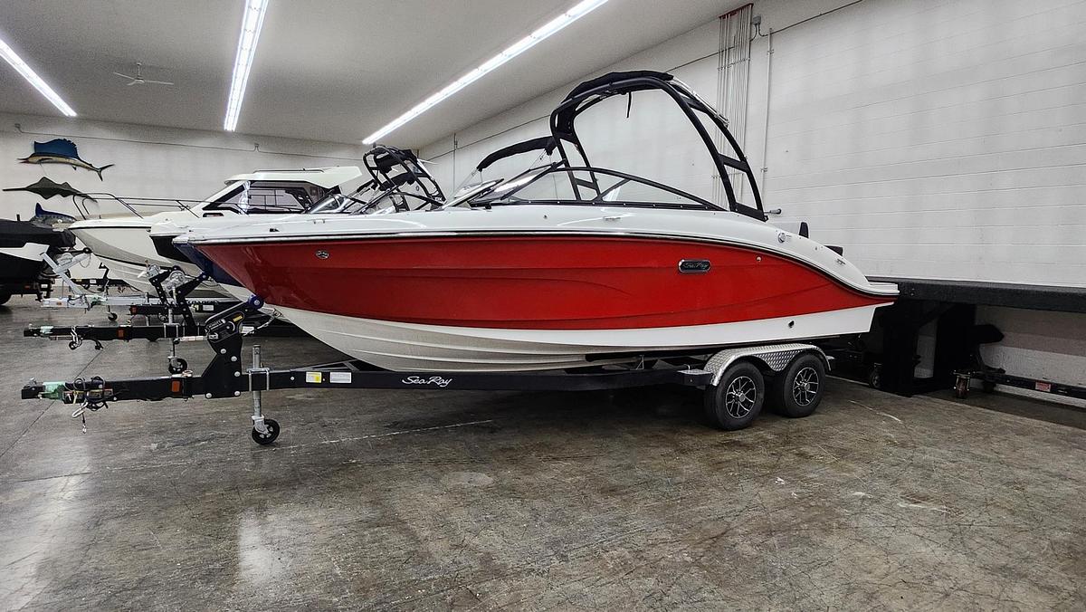 2025 Sea Ray SPX 210