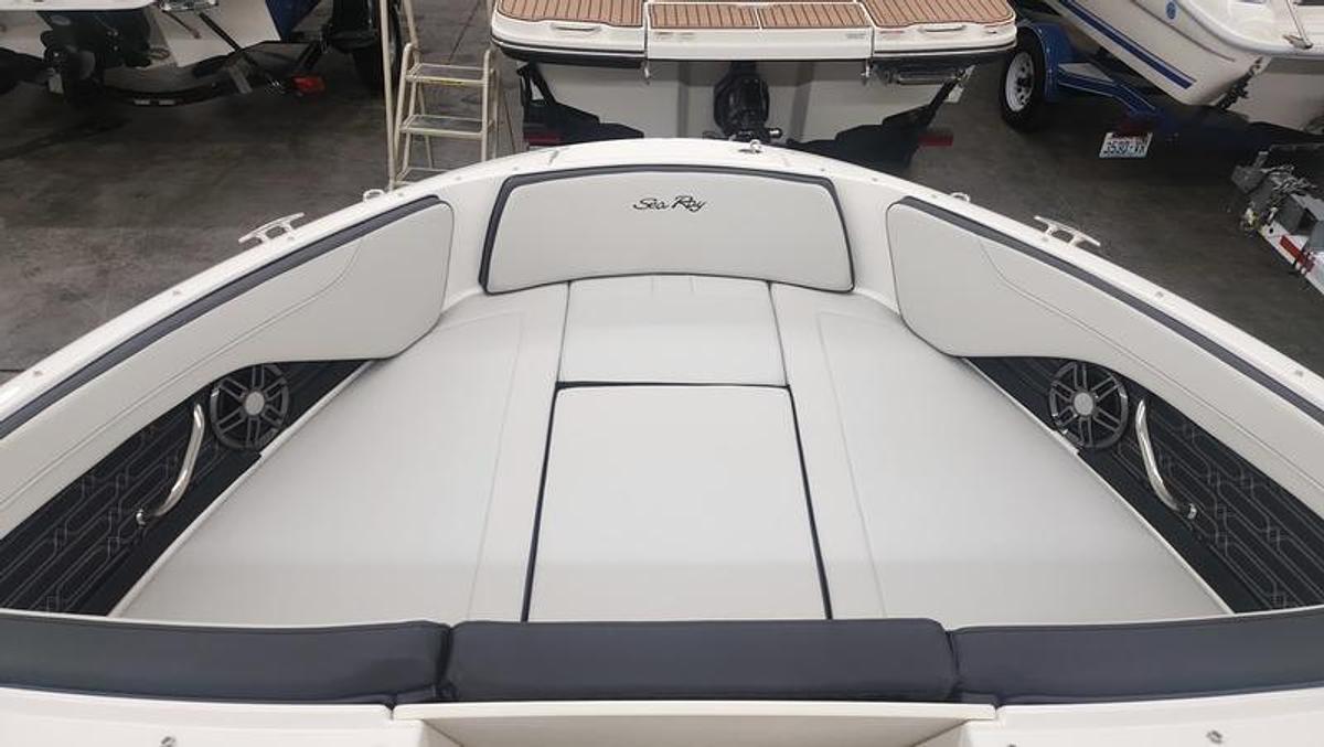 2025 Sea Ray SPX 210