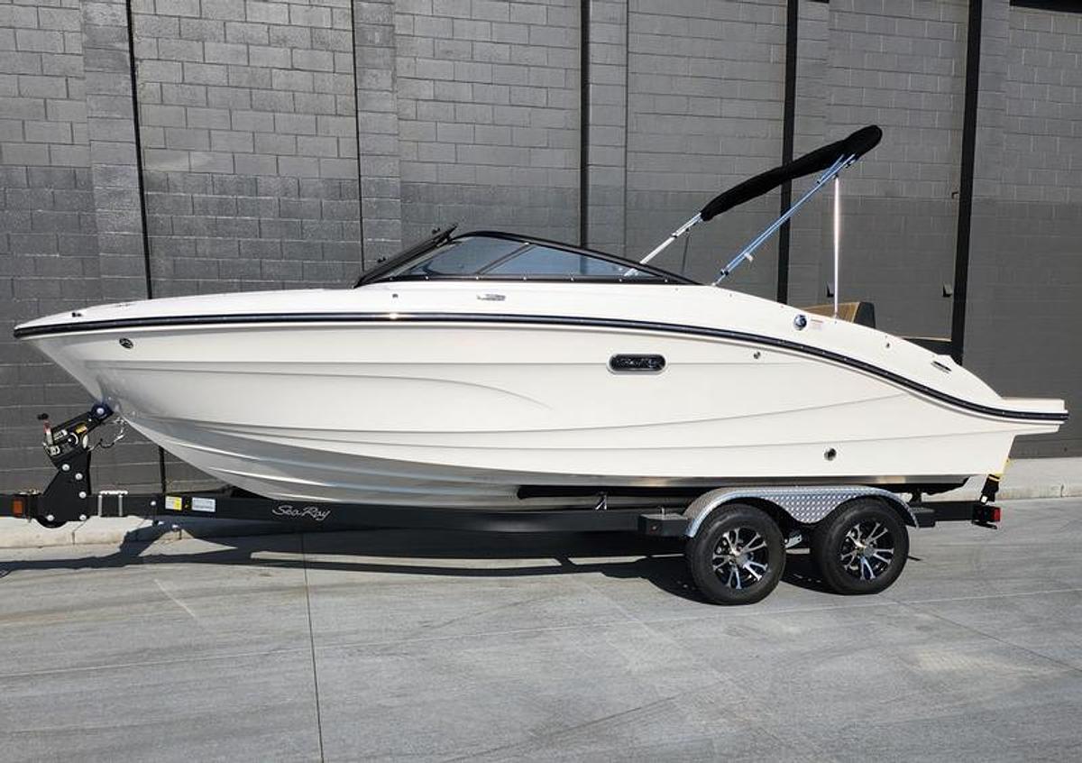 2025 Sea Ray SPX 210