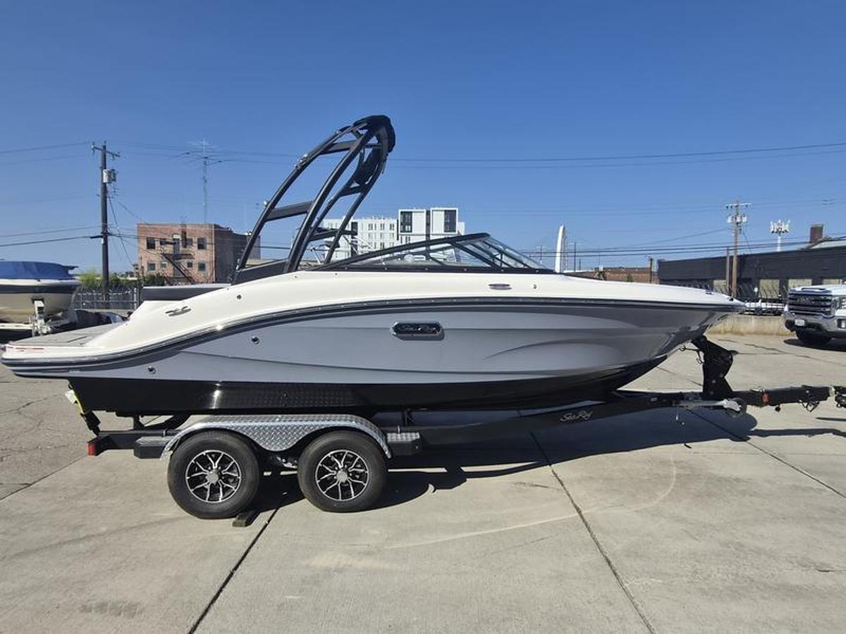 2025 Sea Ray SPX 190