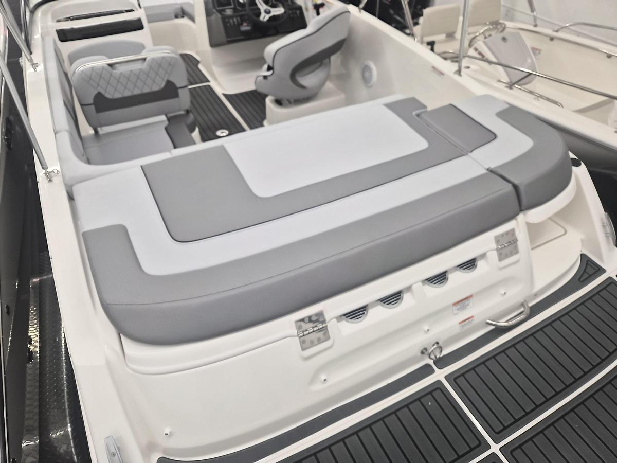 2025 Bayliner VR5 Bowrider