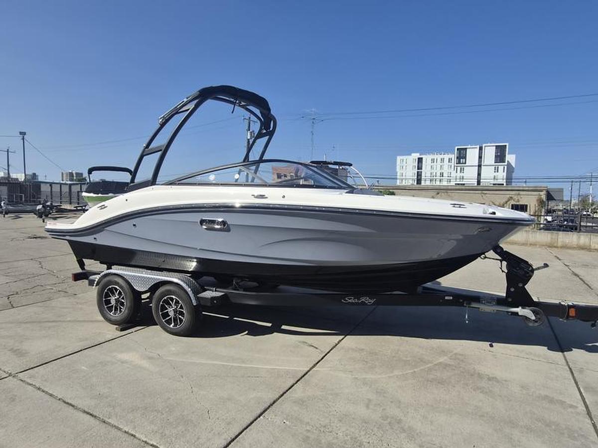 2025 Sea Ray SPX 190