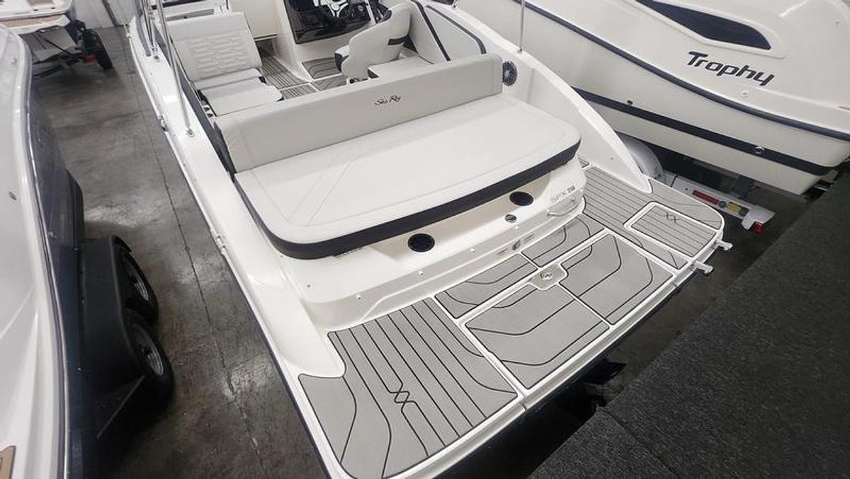 2025 Sea Ray SPX 210