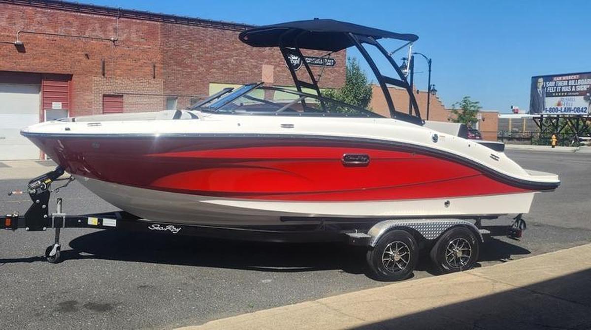 2025 Sea Ray SPX 210