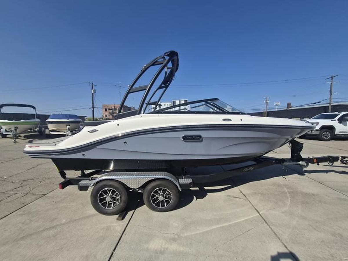 2025 Sea Ray SPX 190