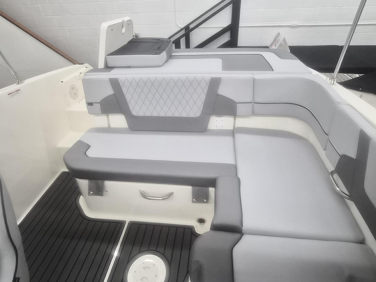 2025 Bayliner VR5 Bowrider