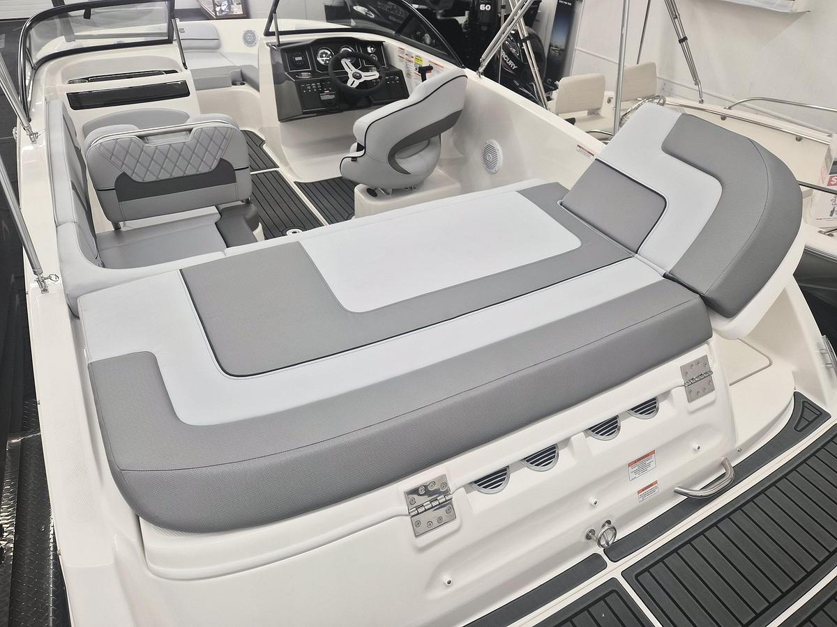 2025 Bayliner VR5 Bowrider