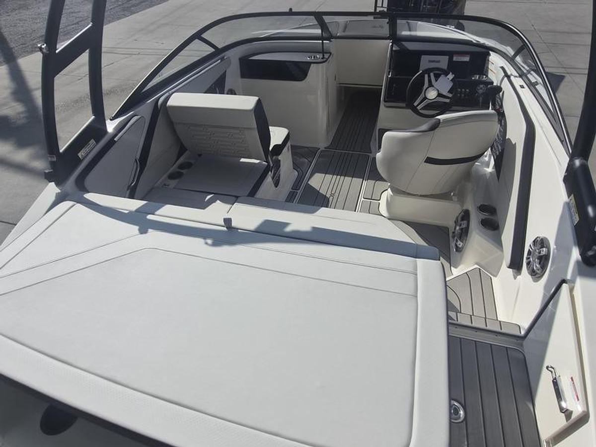 2025 Sea Ray SPX 190