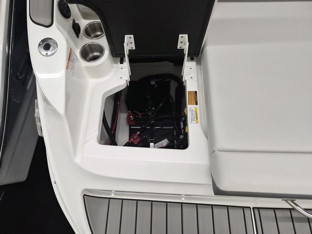 2026 Sea Ray SDX 230