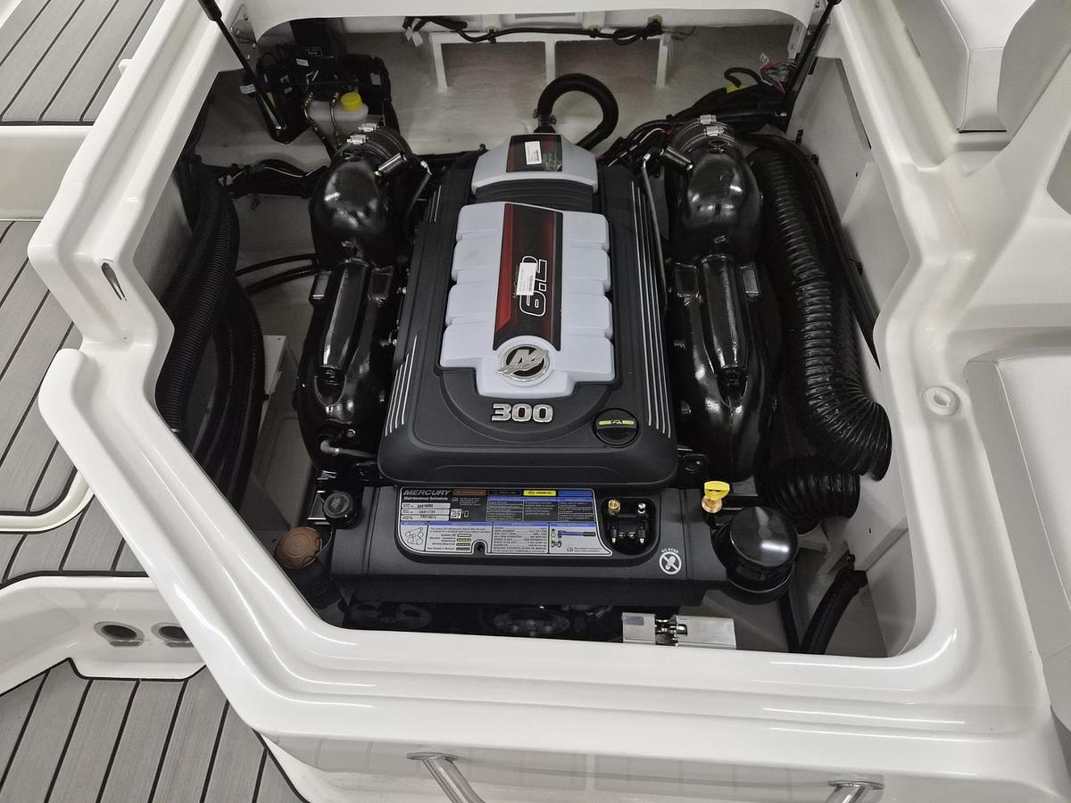 2027 Sea Ray 230 SDX