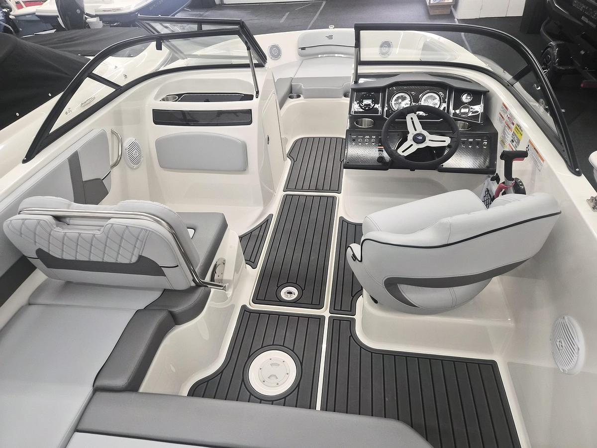 2025 Bayliner VR5 Bowrider