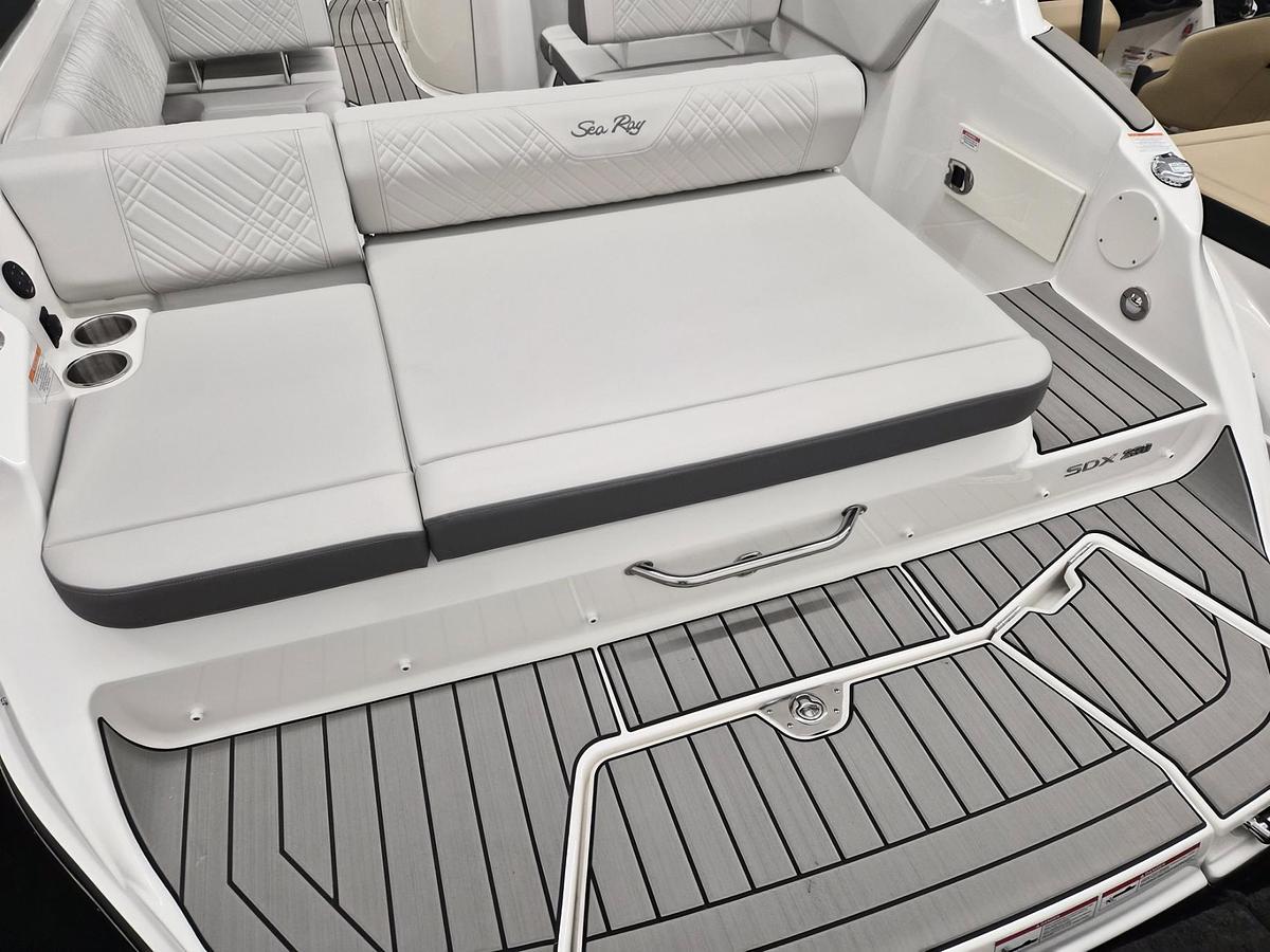 2027 Sea Ray 230 SDX